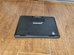 Dell Latitude E5250 i5,8GB,128ssd.Win 11 (3 foto / 3)