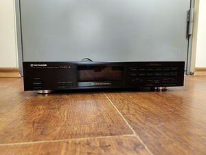 Pioneer F-449 AM/FM Digital Synthesizer Tuner