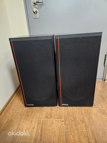 CERWIN VEGA CD-30 FLOORSTANDING SPEAKERS.