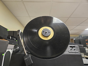 Blaupunkt VT100BK on vertikaalne vinüülplaadimängija koos BT (4 foto / 5)