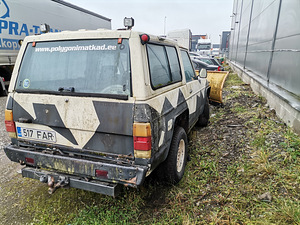Nissan Patrol с ковшом (4 фото из 7)