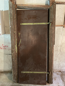 дверь сарая с косяками и защелкой