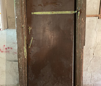 дверь сарая с косяками и защелкой