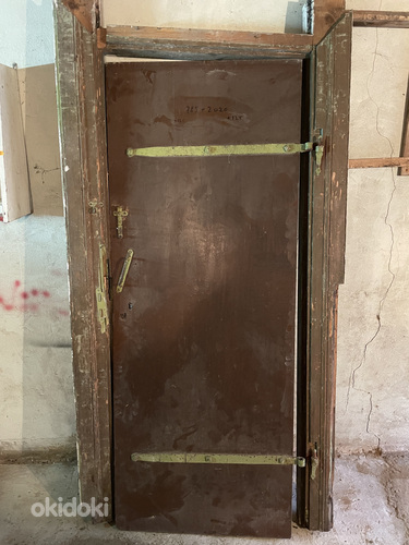 дверь сарая с косяками и защелкой (фото #1)