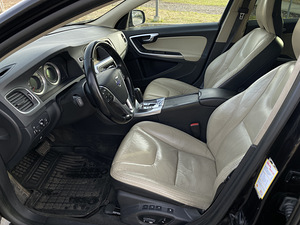Volvo V60 2.0 SUMMUM D3 120kW (8 foto / 14)