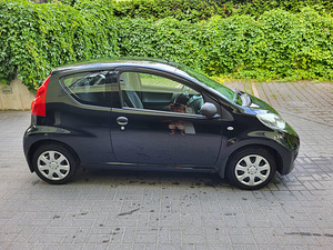 Peugeot 107, must, 1.0l, 50kW (2 foto / 6)