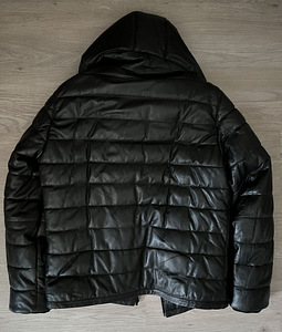 Куртка Prada (3 фото из 7)