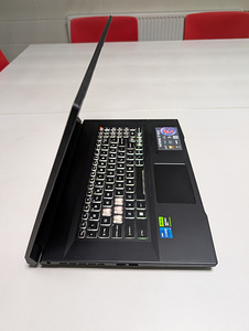 MSI Katana B13VGK - i7 / RTX 4070 / 16GB DDR5 / 1TB NVME (3 foto / 5)