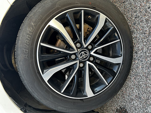Toyota Avensis (13 foto / 13)