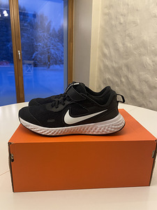 Nike uuevààrsed dossud 35 nr (1 foto / 2)