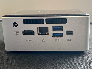 Intel NUC, väike lauaarvuti (2 foto / 2)