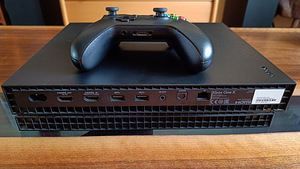 Xbox One X 1TB (3 foto / 4)