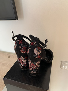 Высокие каблуки (3 фото из 3)