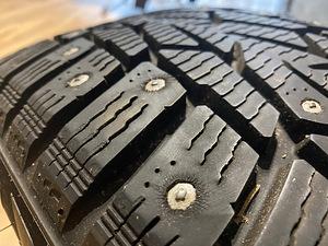Naelrehvid Nokian (2TK) - 215/60R17 - 8.5MM (2 foto / 3)