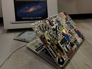 Macbook PRO late 2011. (I5-core, 8gb ram, 500hdd, 500ssd)