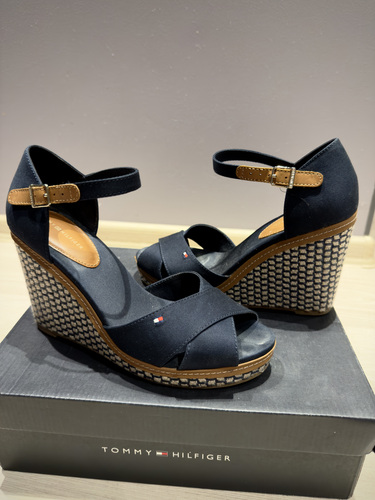 Tommy Hilfiger sandaalid