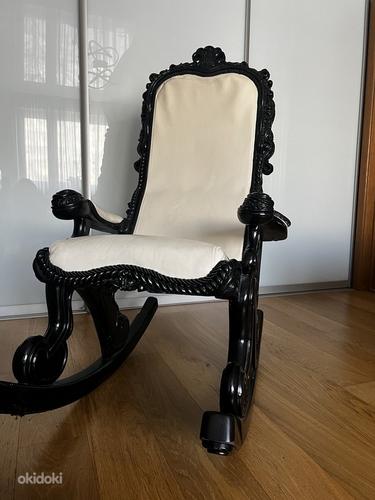 Белое кожаное кресло-качалка. (фото #3)