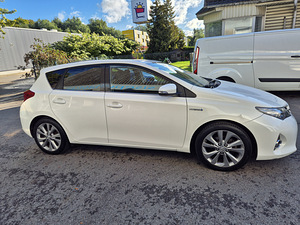 TOYOTA AURIS 73 kW / 18 kW/ Bensiin/hübriid/automaat/2015a (2 foto / 9)