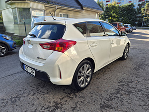 TOYOTA AURIS 73 kW / 18 kW/ Bensiin/hübriid/automaat/2015a (3 foto / 9)