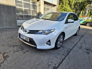 TOYOTA AURIS 73 kW / 18 kW/ Bensiin/hübriid/automaat/2015a (5 foto / 9)