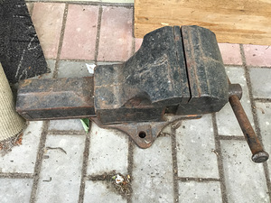 Слесарные тиски (3 фото из 4)