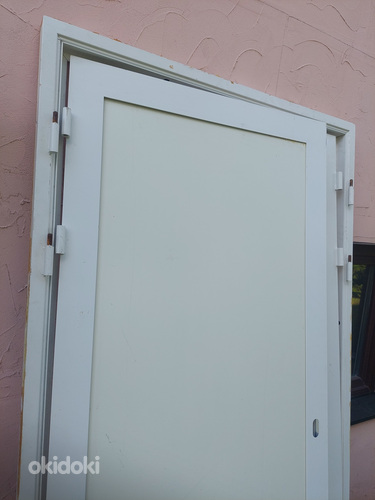 Дверь с белой металлической рамой. Содержание древесины. (фото #3)