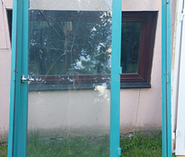 Двусторонняя металлическая дверь.