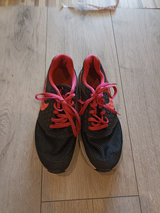 Nike tossud tüdrukule suurus 35.5 (1 foto / 3)