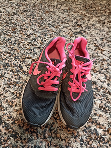 Nike tossud tüdrukule suurus 35.5 (2 foto / 6)