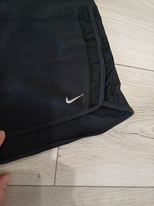Nike lühikesed püksid naistele suurus L (2 foto / 6)