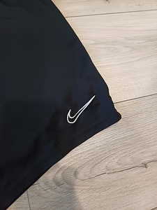 Nike lühikesed püksid meestele suurus L (2 foto / 6)