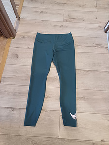 Nike uued leggings tüdrukule suurus umbes 146-154 (1 foto / 5)
