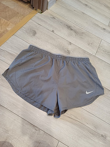 Nike nagu uued lühikesed püksid naistele suurus L (1 foto / 6)