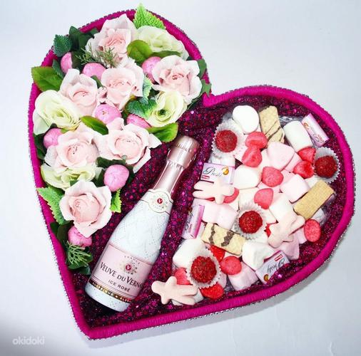Сьедобное сердце с розами из конфет (фото #1)