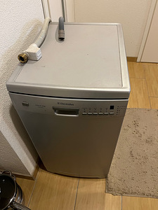 Посудомоечная машина и холодильник