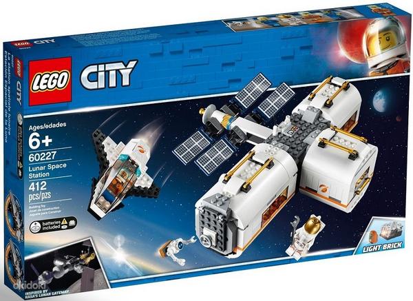 LEGO City Орбитальная станция Луны 60227 (фото #1)