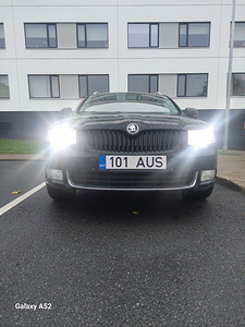 Skoda Superb 2011 (2 фото из 14)