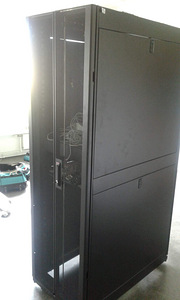 Серверный шкаф aPC NetShelter SX 42U, размеры 600 x 1070 мм, ширина