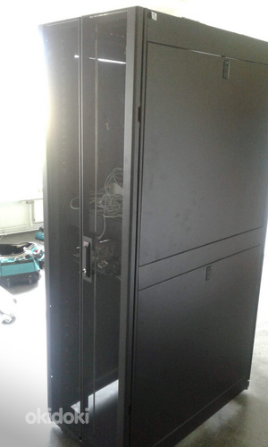Серверный шкаф aPC NetShelter SX 42U, размеры 600 x 1070 мм, ширина (фото #1)