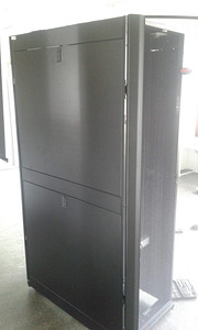 APC NetShelter SX 42U Server Rack Enclosure 600mm x 1070mm w (3 foto / 9)