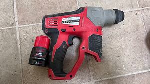 Akupuurvasar Milwaukee M12 H FUEL +aku 3,0 AH (4 foto / 5)