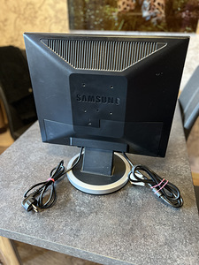 Монитор Samsung SyncMaster 930BF 19” в рабочем состоянии (2 фото из 5)
