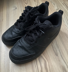 Кроссовки NIKE (1 фото из 3)