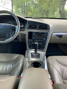 Volvo XC70 2.4D 136kw (9 foto / 10)