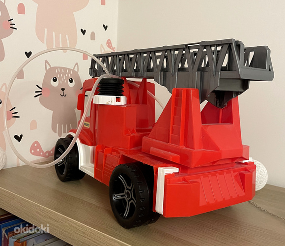 Детская игрушка в виде красной пожарной машины (фото #4)