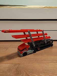 Hot Wheels автотрейлер (2 фото из 3)