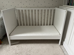 Детская кроватка + матрас (ikea) (1 фото из 3)