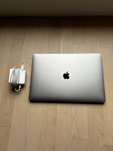 MacBook Pro 15’’ 2018 i7 16GB 500GB SSD aku 6-8h touchbar (1 foto / 6)