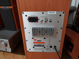 JBL колонки (8 фото из 8)