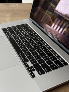 MacBook Pro 16'' / 2.6 GHz Core i7 / 32 GB RAM / 512 GB SSD (2 foto / 7)